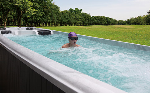 無邊際泳池要進行清潔、消毒