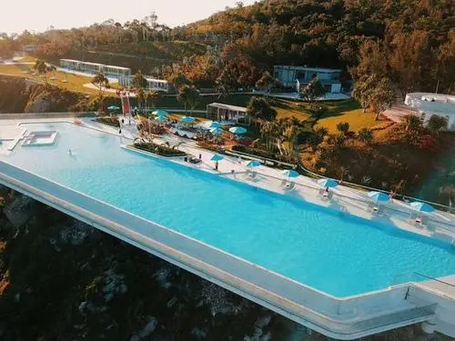 無邊際游泳池是怎么實現游不盡頭的呢？